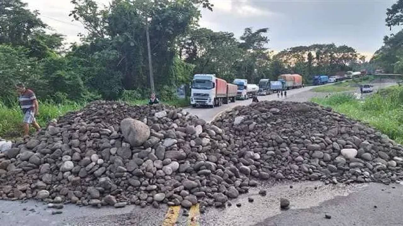  Bloqueo en la Carretera Cochabamba - Santa Cruz: