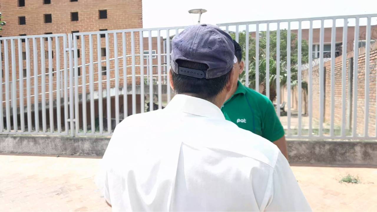  Padre acusado de suministrar alcohol a su hijo de 4 Años: enviado a la cárcel con detención preventiva