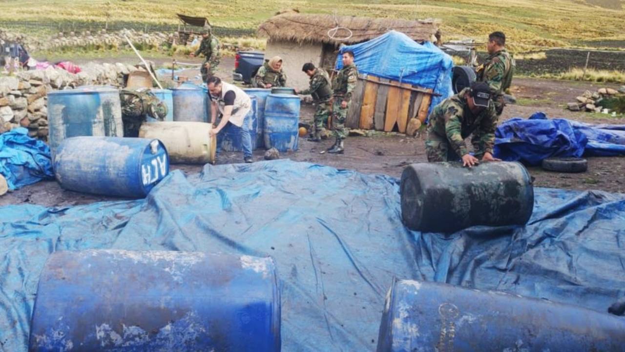 Descubren depósito clandestino de diésel en operativo en Peñas