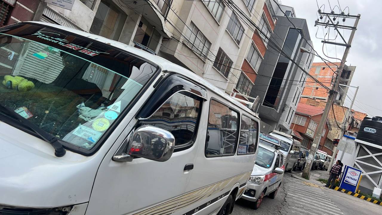 Filas de espera en surtidores de La Paz 