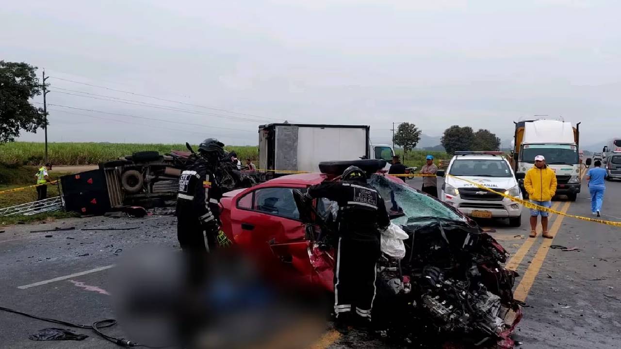 Seis fallecidos y once heridos en triple choque ocurrido en la costa de Ecuador