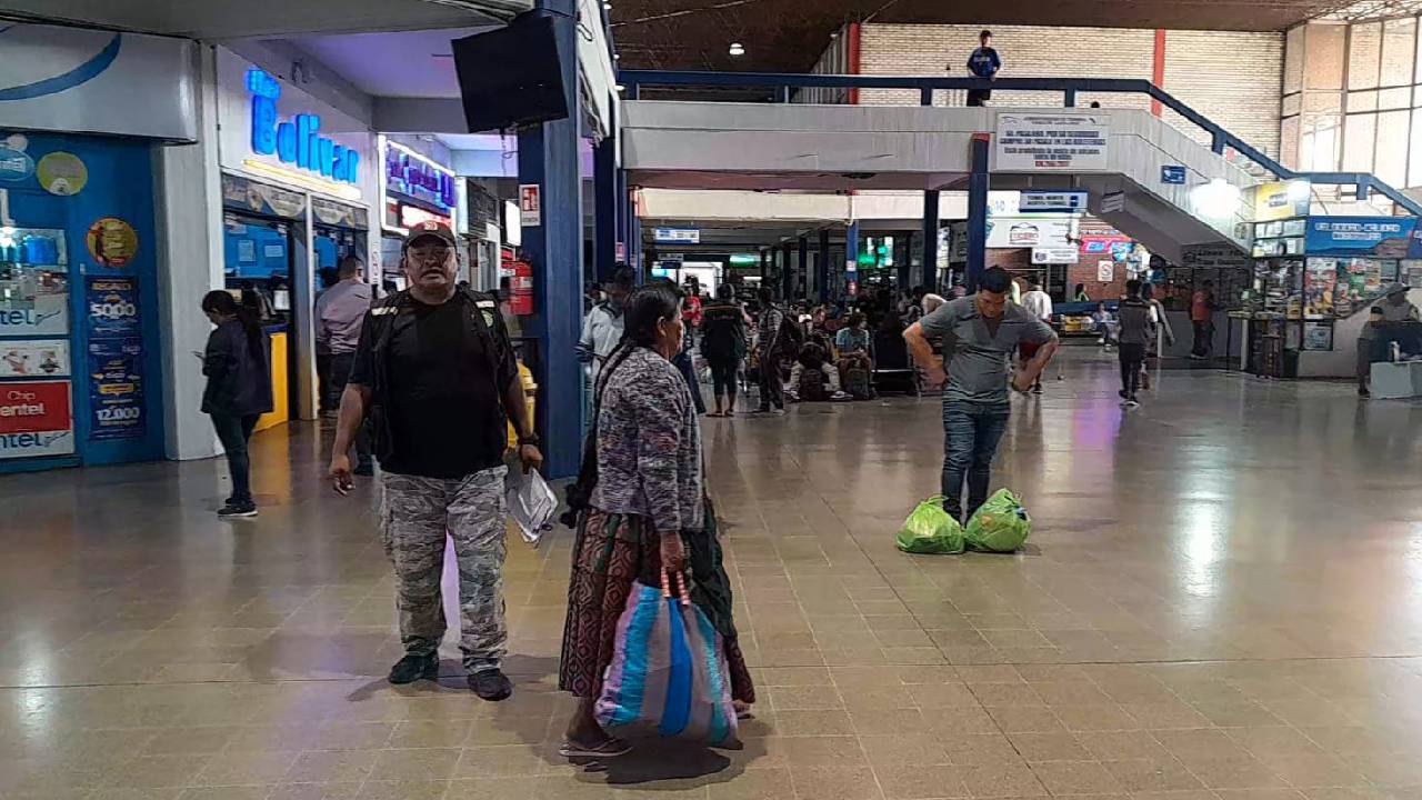  Las salidas de autobuses a Trinidad y Cochabamba desde la Terminal Bimodal están suspendidas por bloqueos