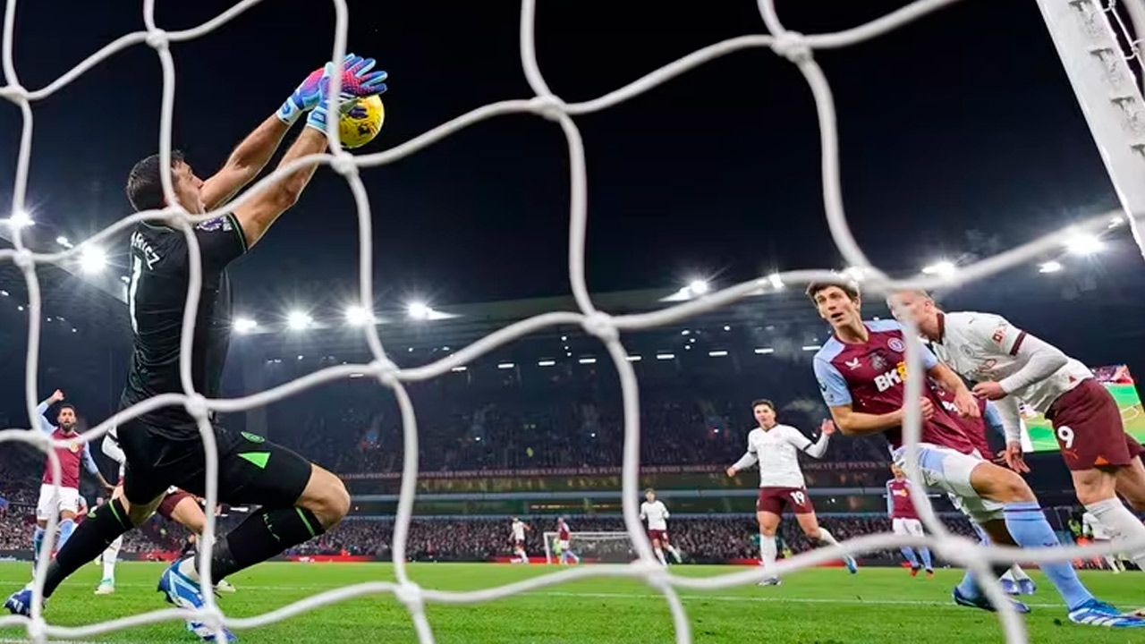 Emiliano "Dibu" Martínez destaca en la victoria del Aston Villa sobre el Manchester City
