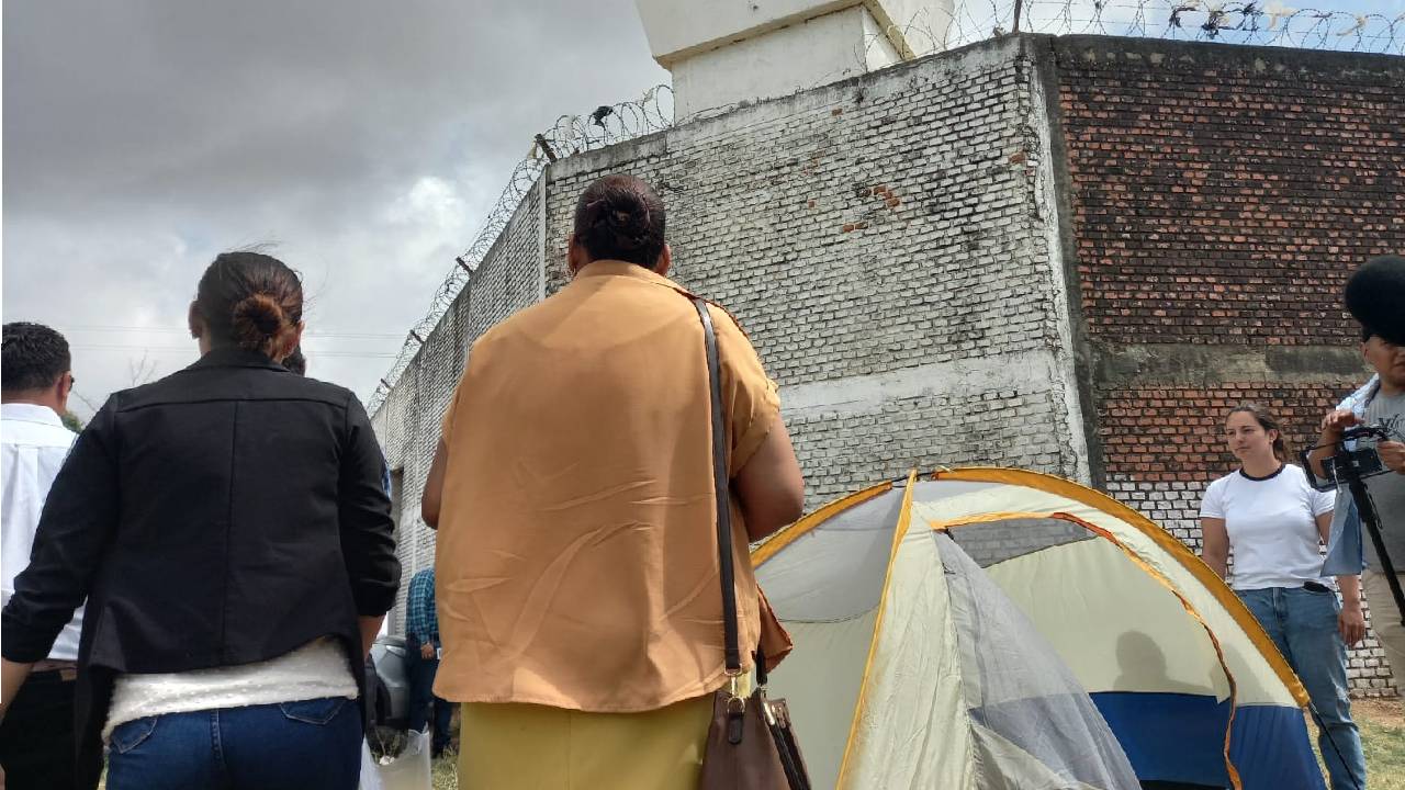 Hijas de la arquitecta angélica sosa y parlamentarios instalan vigilia fuera de la cárcel de palmasola