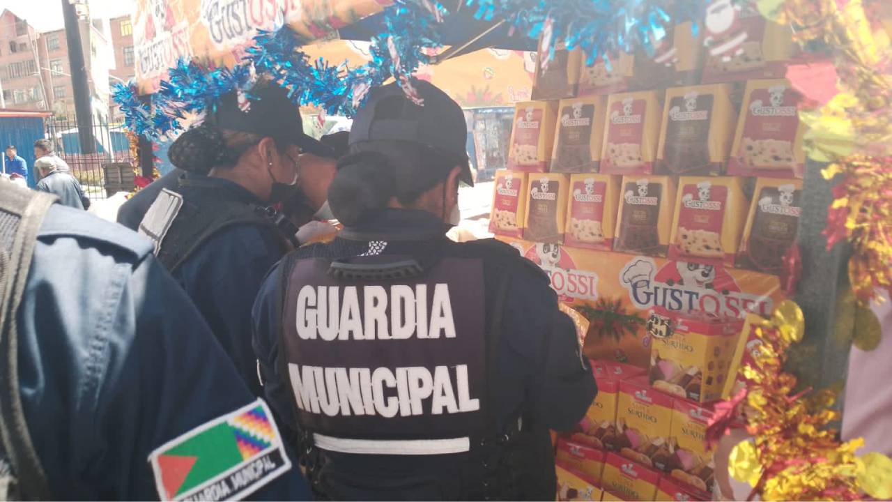 Operativos de la intendencia Municipal de El Alto detectan comercialización ilegal de panetones en fiestas navideñas