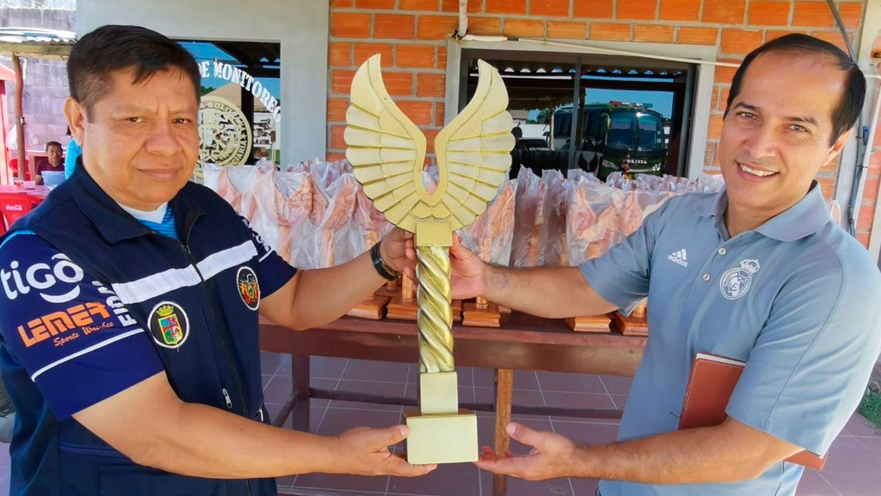 Artesanos del penal de Palmasola por segundo año realizaron las estatuillas de la Victoria Alada