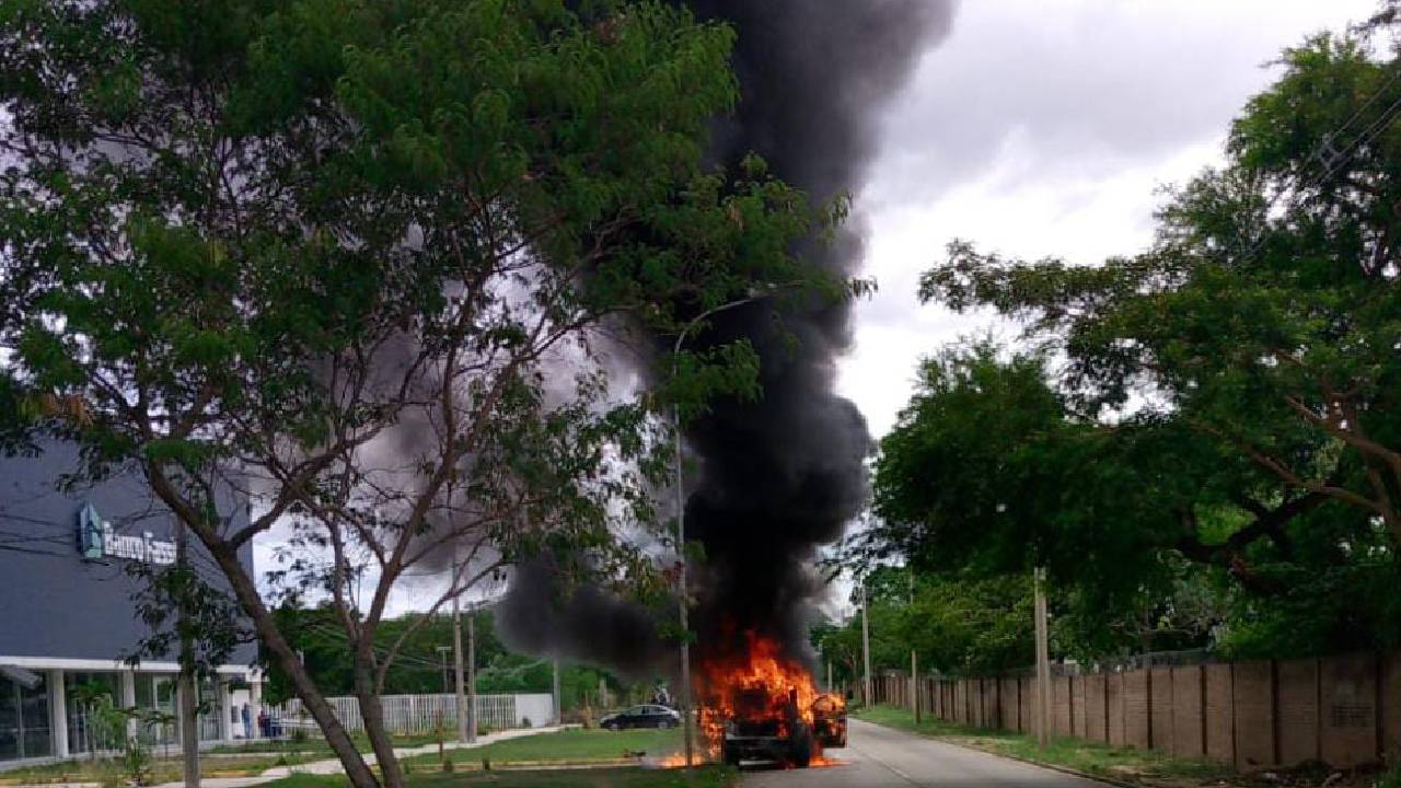 Incendio en la Ruta Porongo: Vehículo Consumido en llamas por cortocircuito