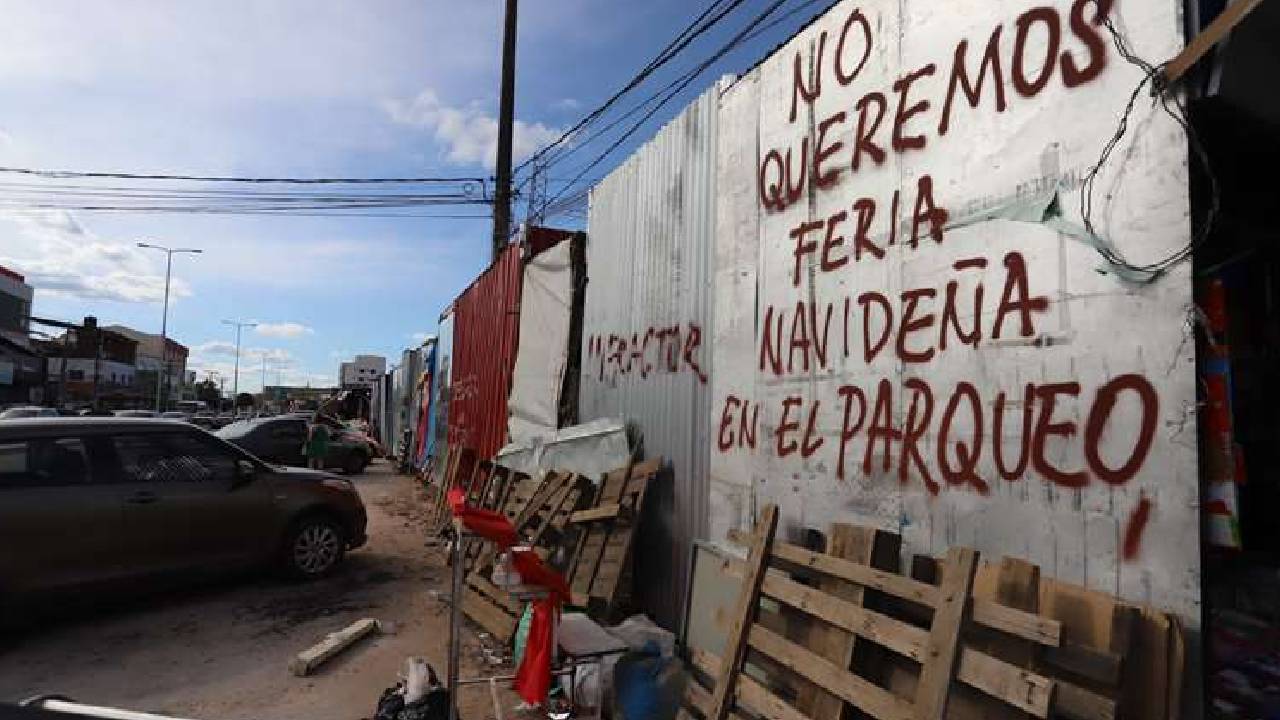 Comerciantes del Mutualista protestan frente a la casa del Alcalde exigiendo retiro inmediato de casetas