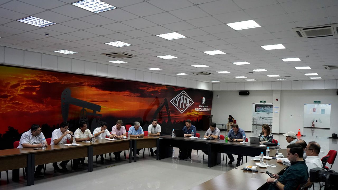 YPFB y Ministerio de Hidrocarburos se reúnen con productores del sector cañero para discutir propuesta sobre Etanol y otros beneficios