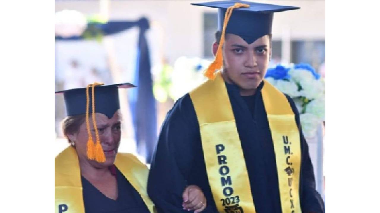 Un logro admirable: Mamá e hijo se gradúan del C.E.A. el mismo día 