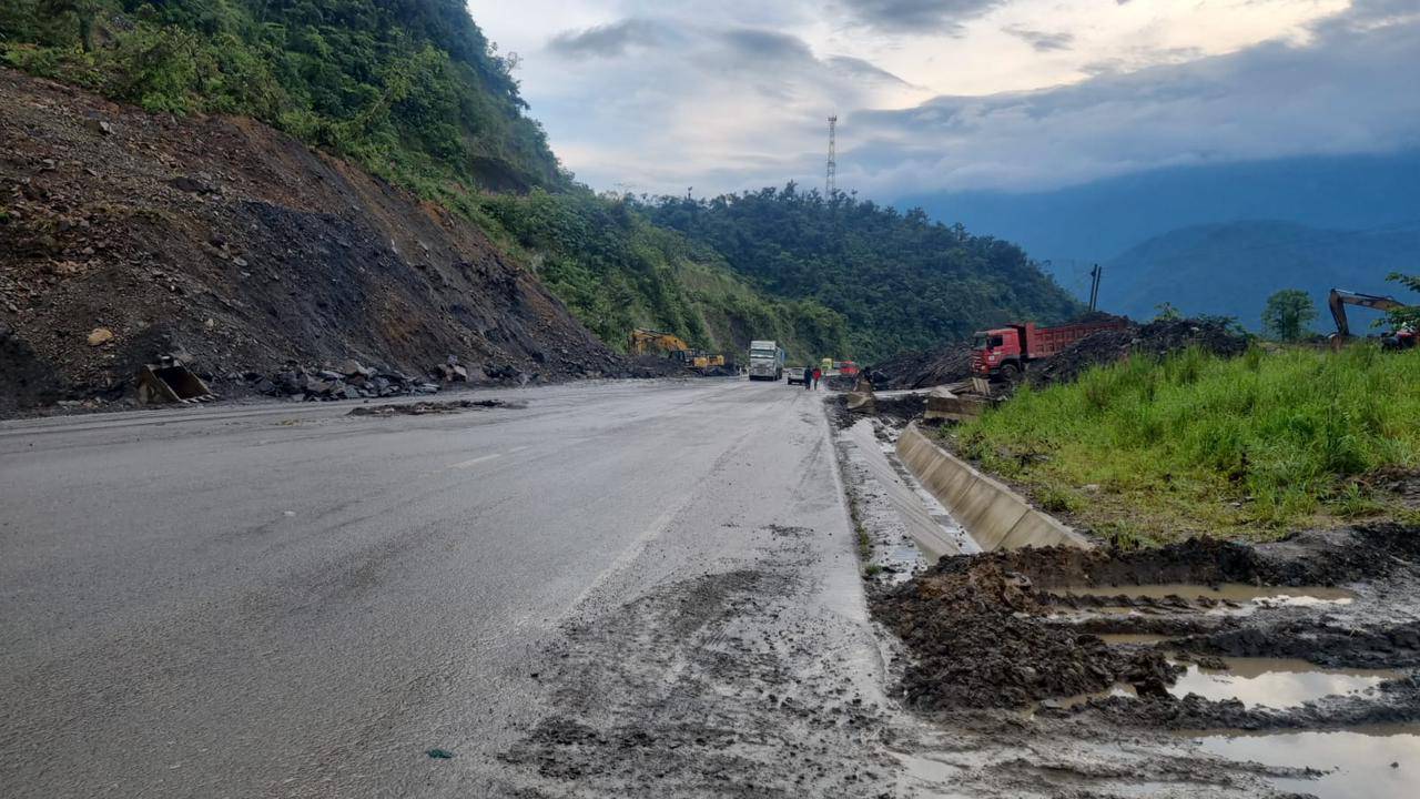 La ABC informa que la carretera Cochabamba – Santa Cruz está transitable sin restricciones y recomienda precaución