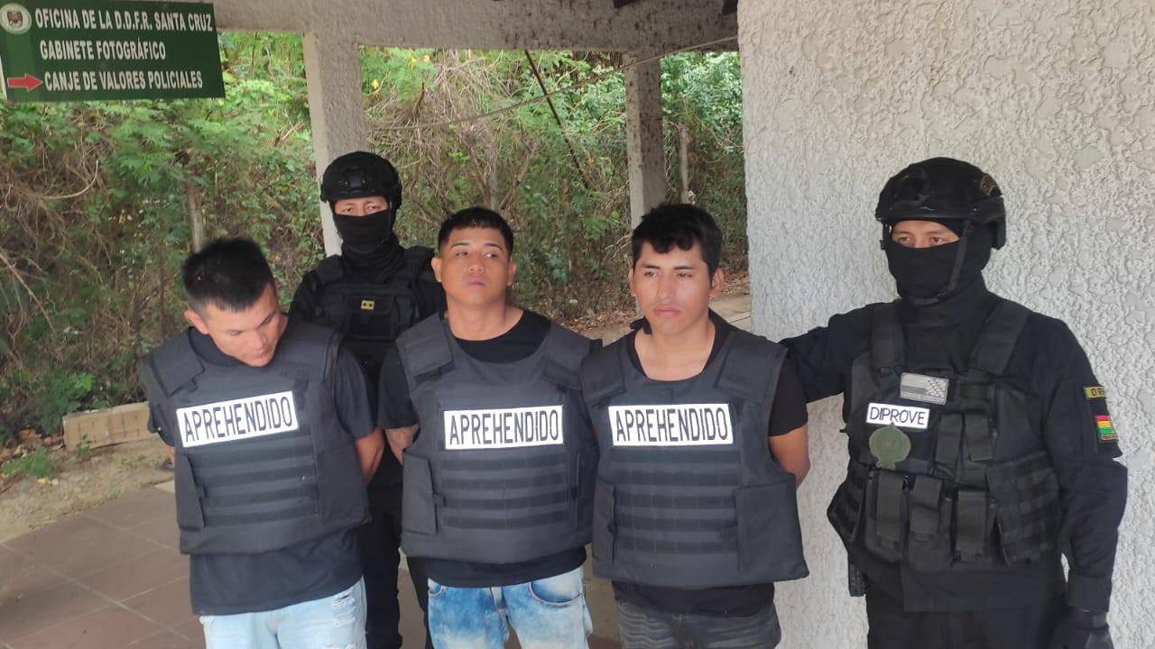 Diprove captura a tres integrantes de banda de robo de motocicletas en Montero y Santa Cruz