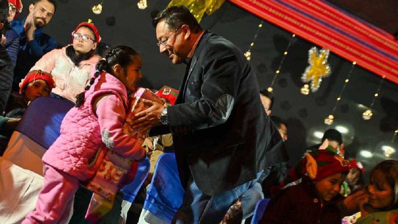 "Arce y Choquehuanca realizaron el encendido del árbol de navidad "
