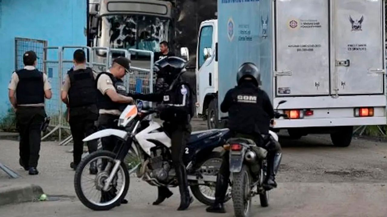 Enfrentamientos a tiros en cárcel de Ecuador dejan al menos 12 presos muertos