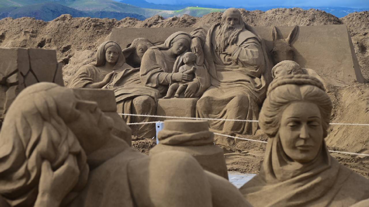  Esculturas de arena con escenas navideñas deslumbran en la playa de Las Canteras, España
