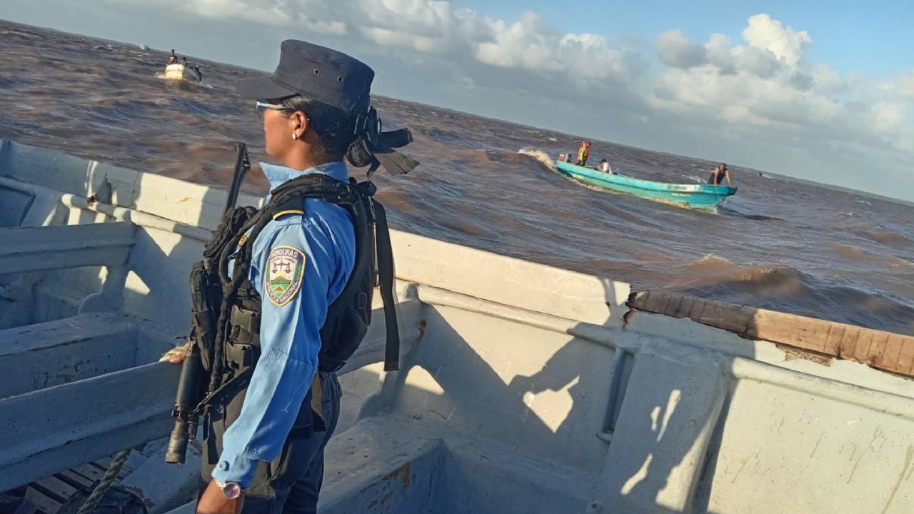 Al menos dos personas muertas y tres desaparecidas por naufragio en el Caribe de Honduras