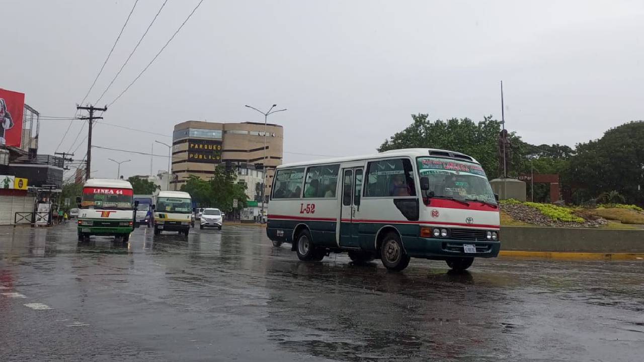 Debido a la torrencial lluvia, solo el 40% de micros salió a las calles de la capital cruceña