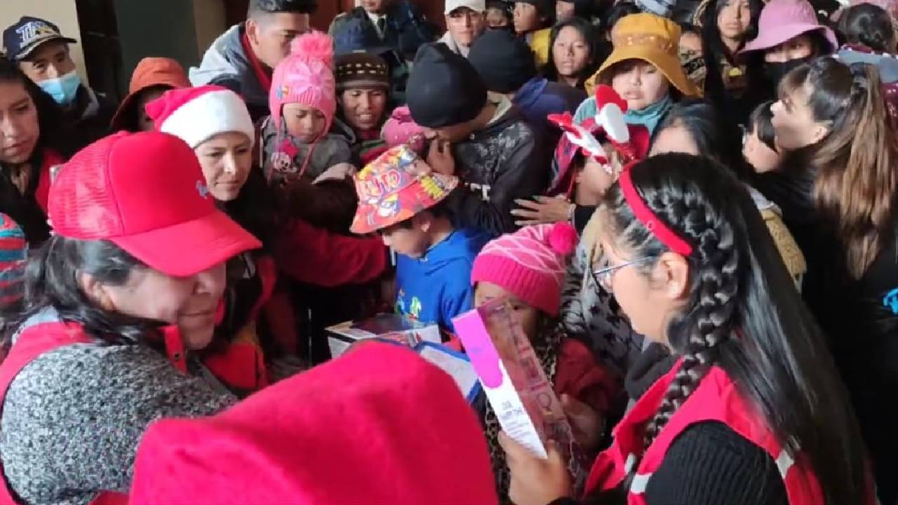  Alcaldesa de El Alto, Eva Copa, realiza acto solidario entregando más de 29 mil juguetes a niños de escasos recursos