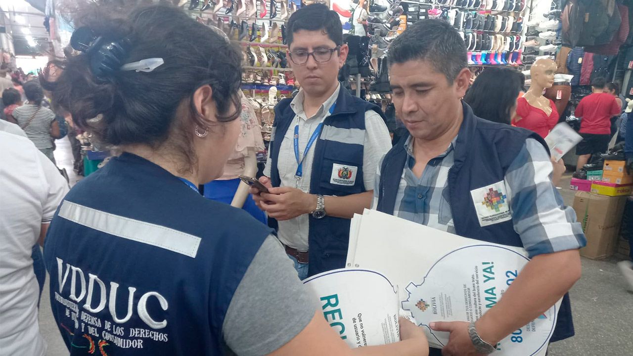 Funcionarios del Viceministerio de Defensa de los Derechos del Usuario y Consumidor promueven la concientización en la Feria Barrio Lindo