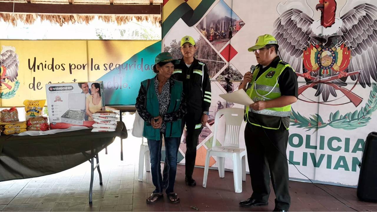Gesto solidario de policías de tránsito: Una navidad especial para vendedora de periódicos