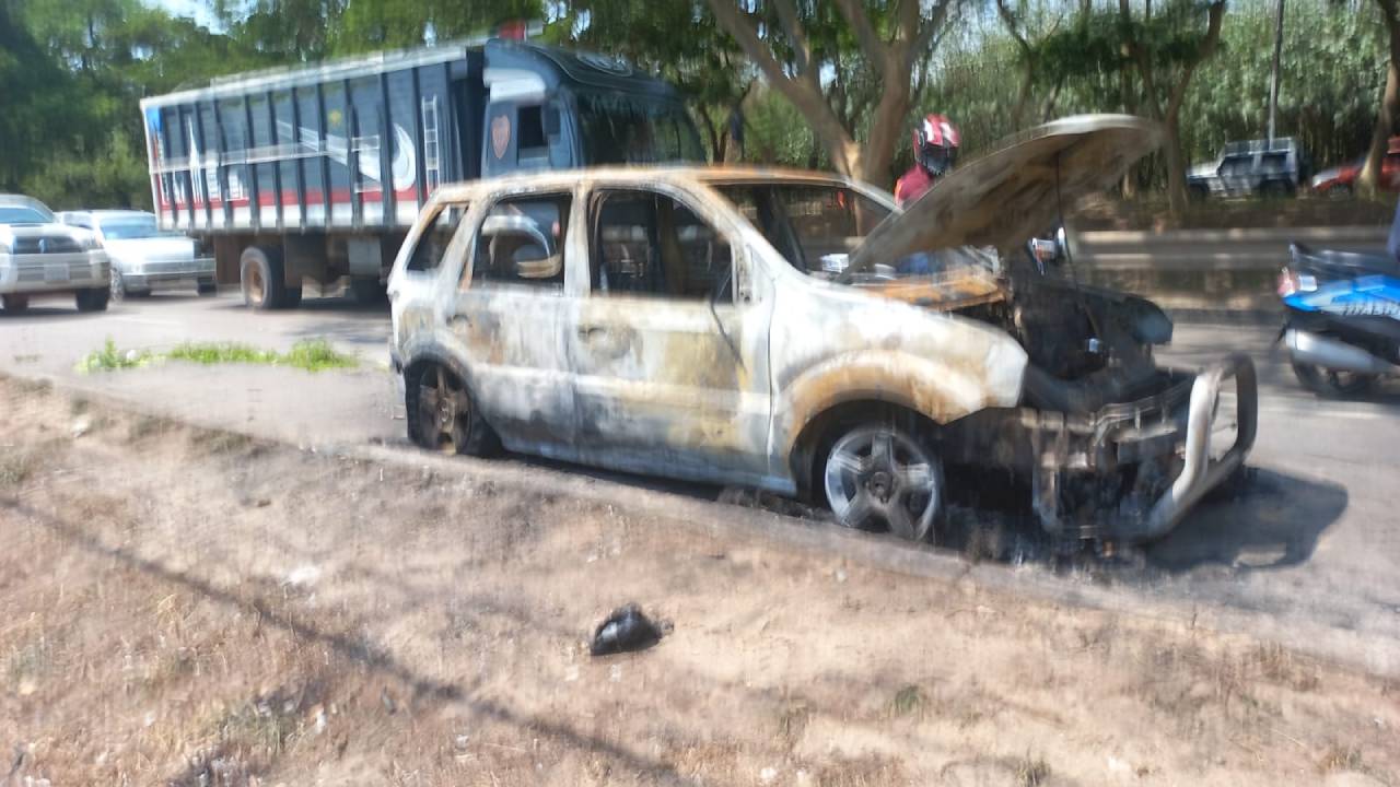 Incendio consumió por completo vehículo en San Aurelio