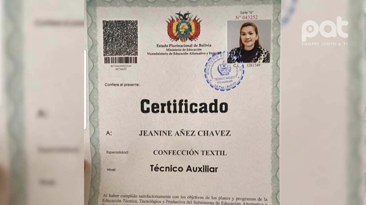 La expresidenta Jeanine Áñez se gradúa en textil y confección desde la prisión 