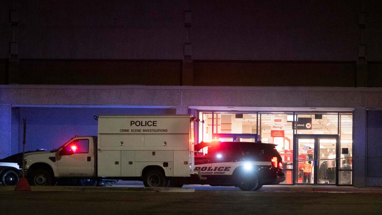 Un muerto y tres heridos deja un tiroteo en un centro comercial de EE.UU. en Nochebuena