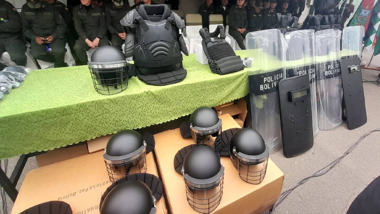 Arce hace inspección del equipamiento  para la policía