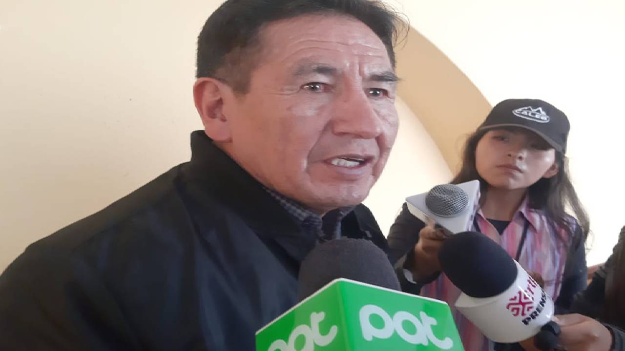Maestros cuestionan equipamiento a policias