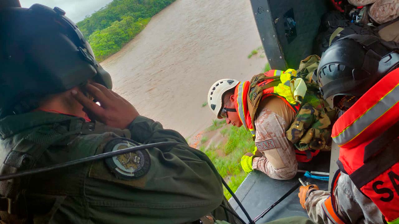 SEARPI emite alerta naranja por crecida en ríos y realiza rescate de personas atrapadas por inundaciones