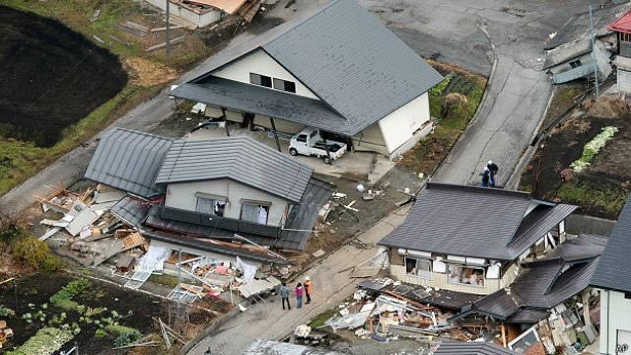 Reportan dos muertos y 10,000 evacuados tras potente terremoto en Japón