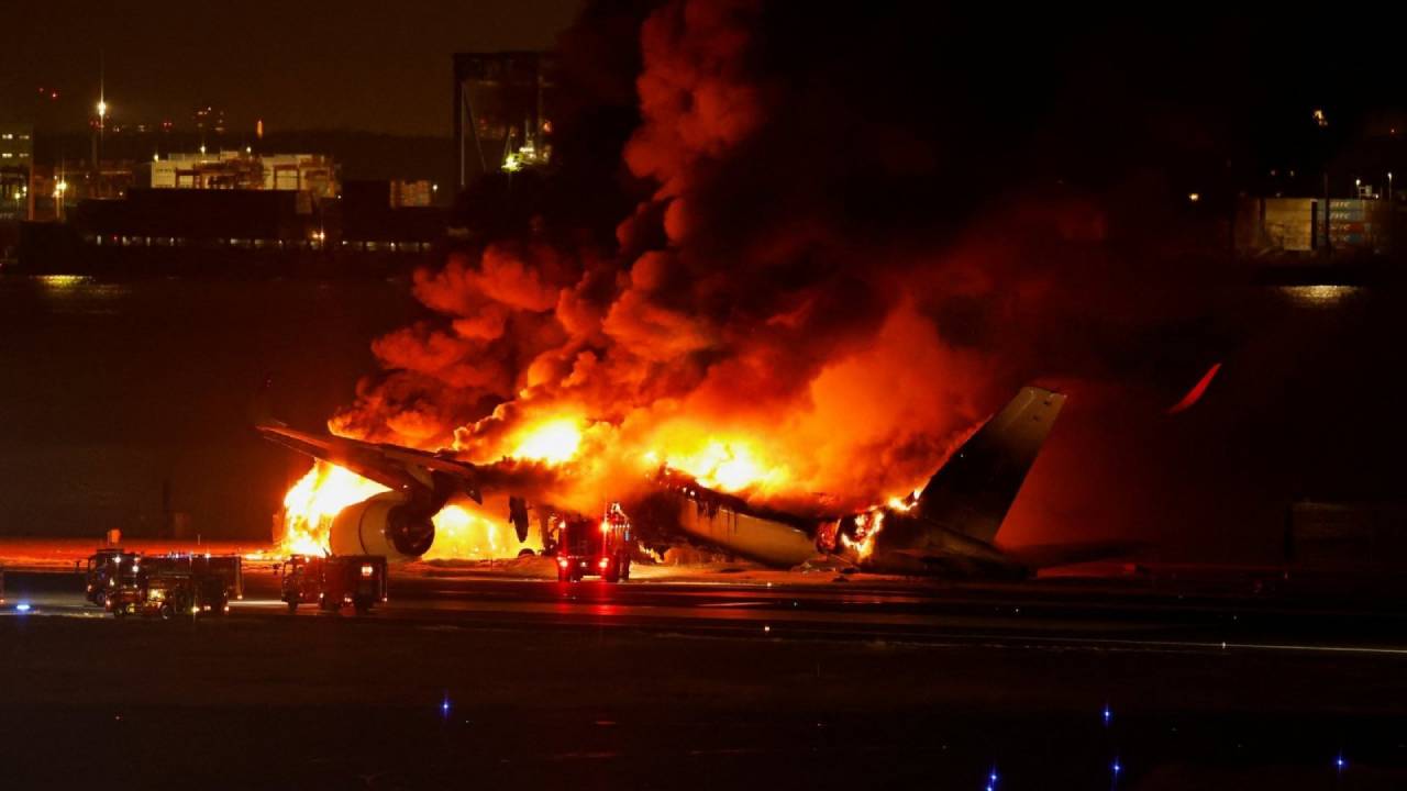  Impresionante choque de aviones provoca gran incendio en aeropuerto Haneda de Tokio