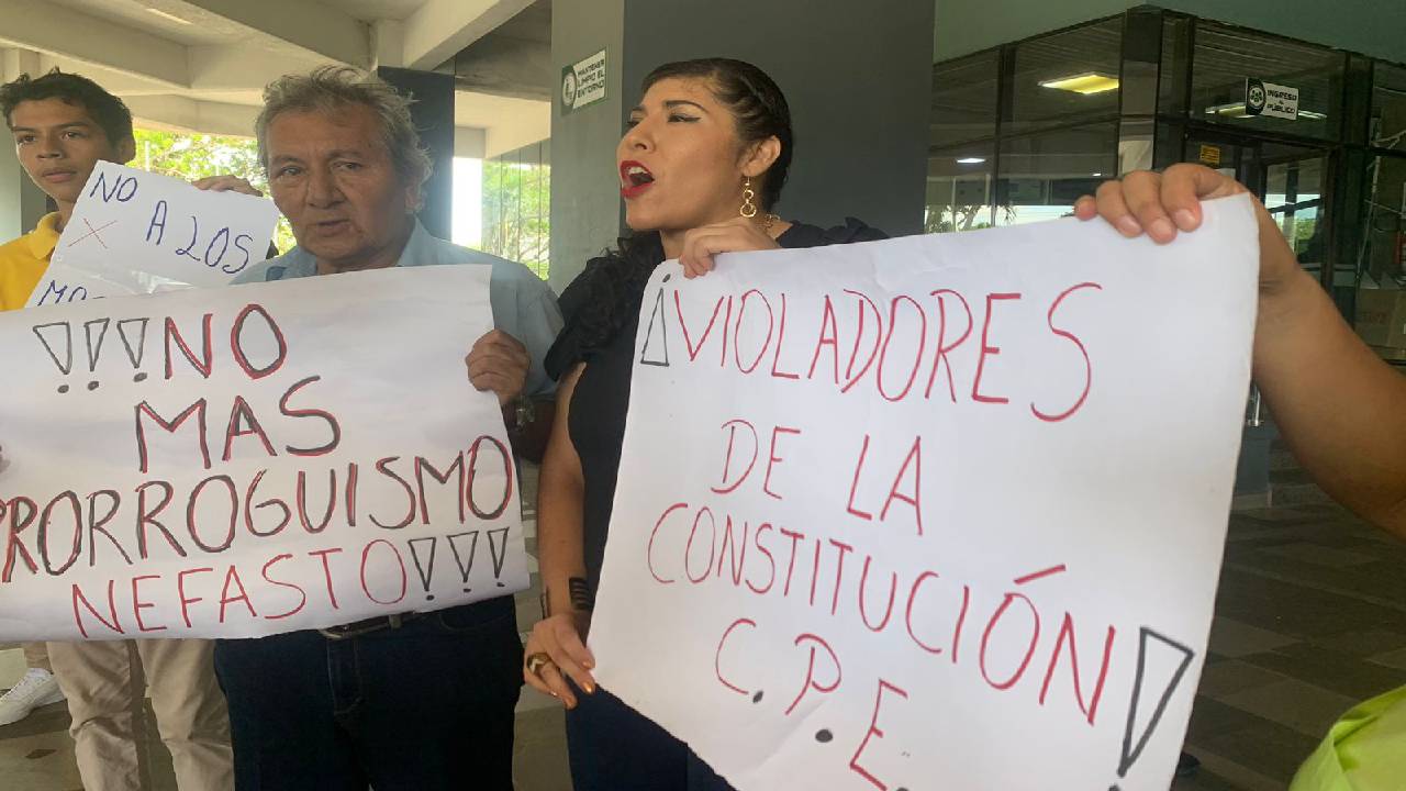 Plataforma Ciudadana realiza mitin en puertas del palacio de justicia ante prórroga de magistrados