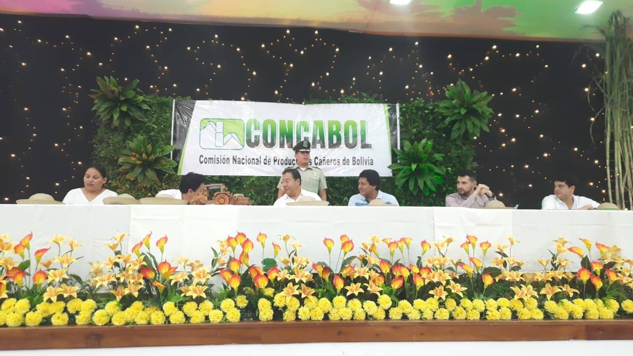 Gobierno y cañeros firman convenio para provisión de etanol