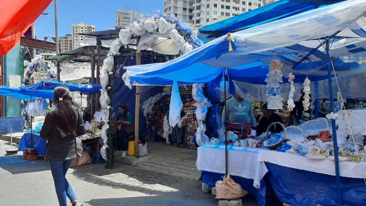  Personas comienzan a llegar a la feria navideña del Parque Urbano Central de La Paz