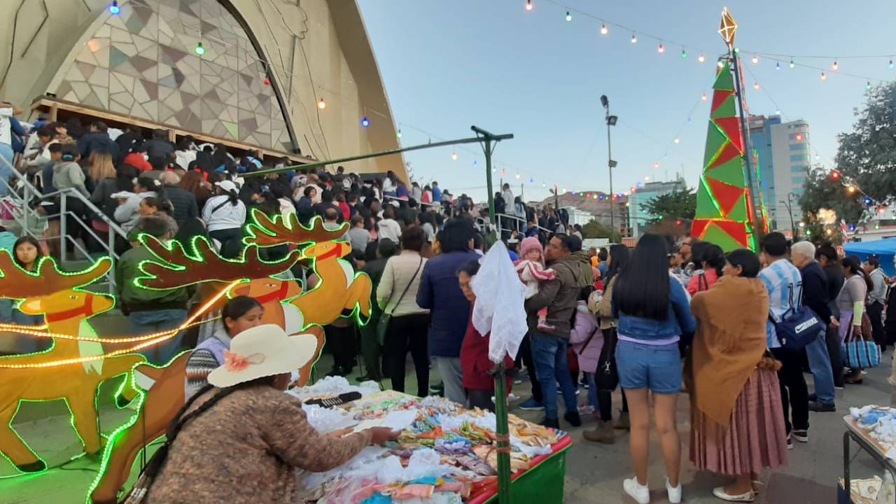 Fieles se congregan en el Parque Urbano central de La Paz  para la misa del Día de Reyes