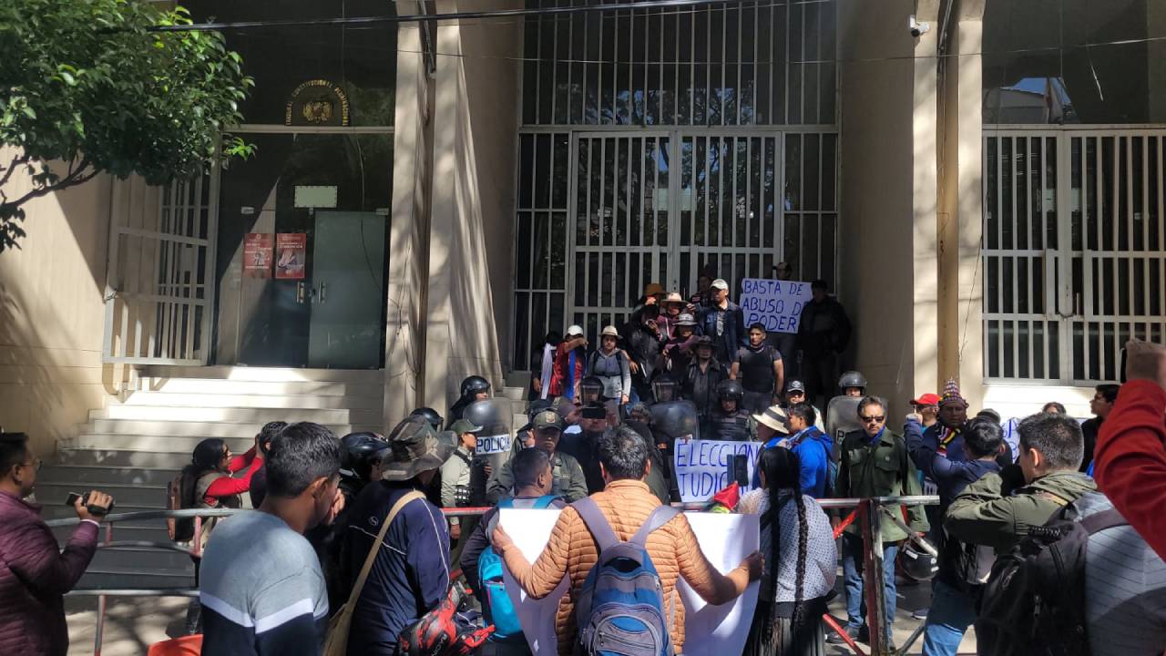Vigilia e intento de toma del Tribunal Constitucional en medio de disputas por la prórroga de mandato