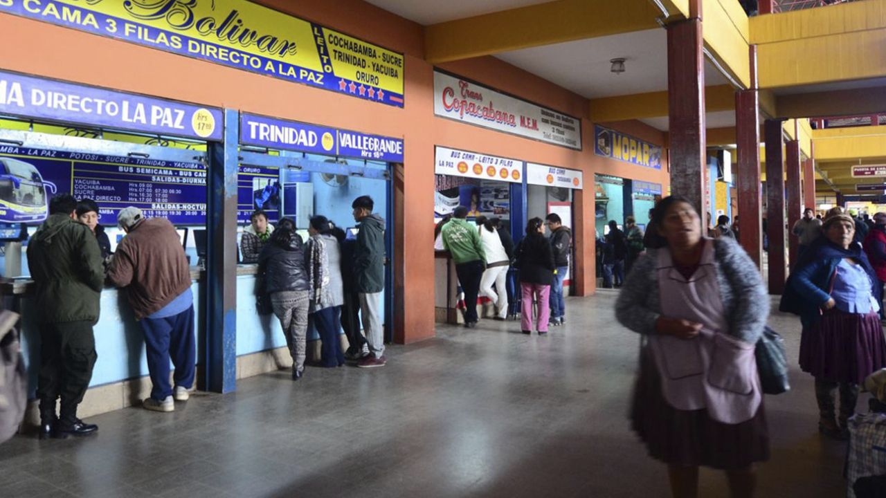 Suspenden los viajes en bus por bloqueos en carreteras a Cochabamba, La Paz y Oruro