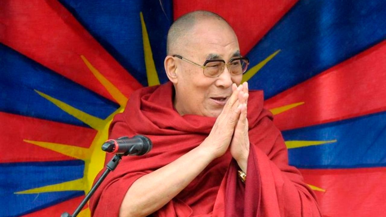 El Dalai Lama reaparece tras besar a un niño