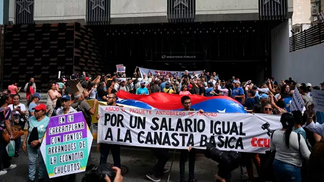 Empleados venezolanos protestan por ingresos dignos
