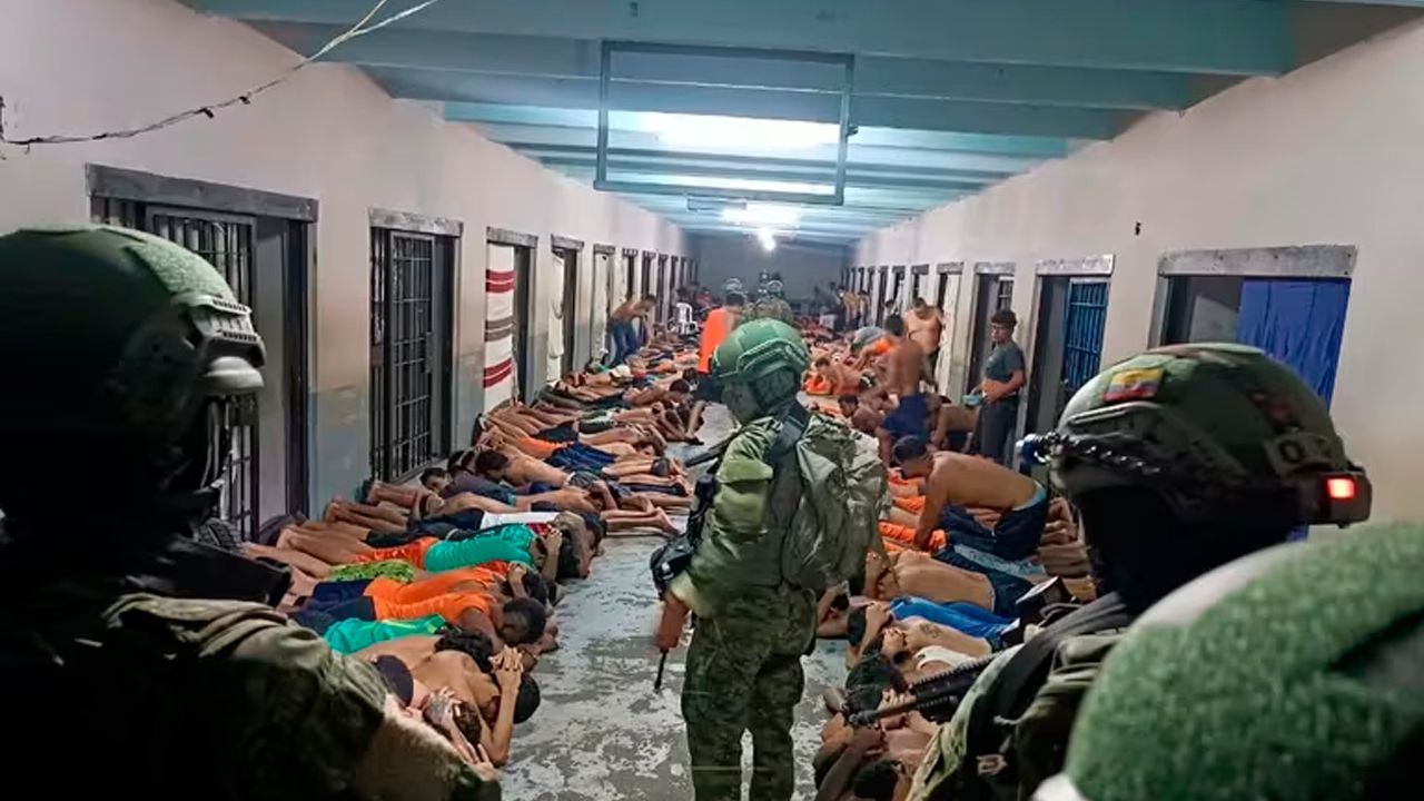 Presidente de Ecuador propone deportar 1.500 presos en medio del conflicto armado interno