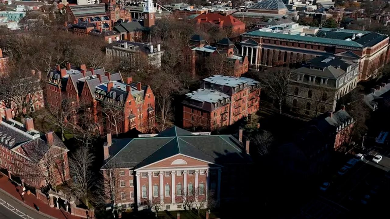 Estudiantes demandan a Harvard por aumento del antisemitismo; Presidenta renuncia en medio de críticas