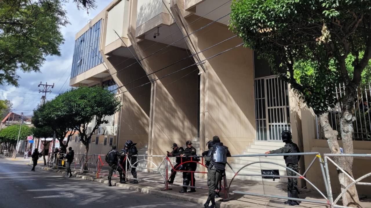 Refuerzan seguridad en instituciones judiciales en Sucre ante protesta