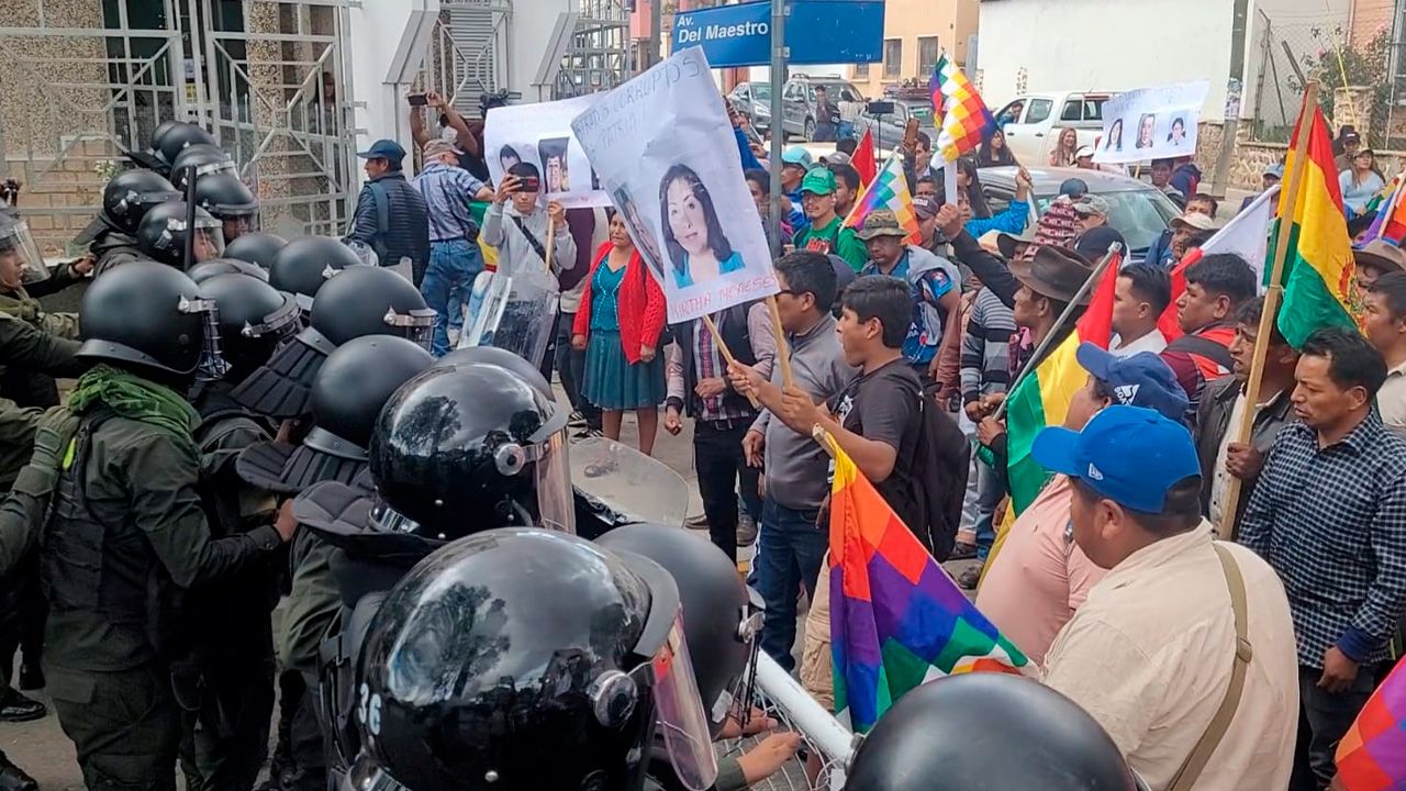 Tensión en marcha contra prórroga de mandato