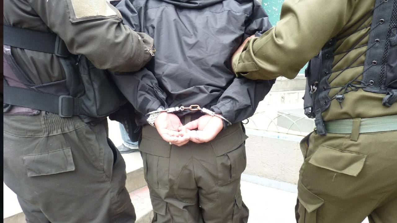 Tres policías aprehendidos por presunto robo de un millón de dólares