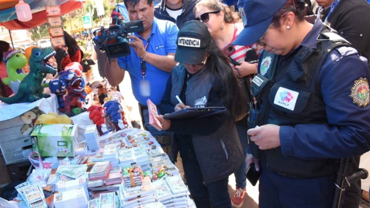La Paz: Decomisan cientos de billetes de Alasita de tamaño real