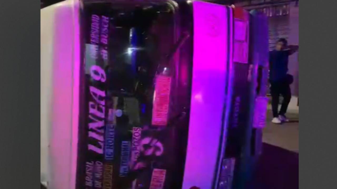  Santa Cruz: Aparatoso accidente deja cuatro heridos y daños materiales