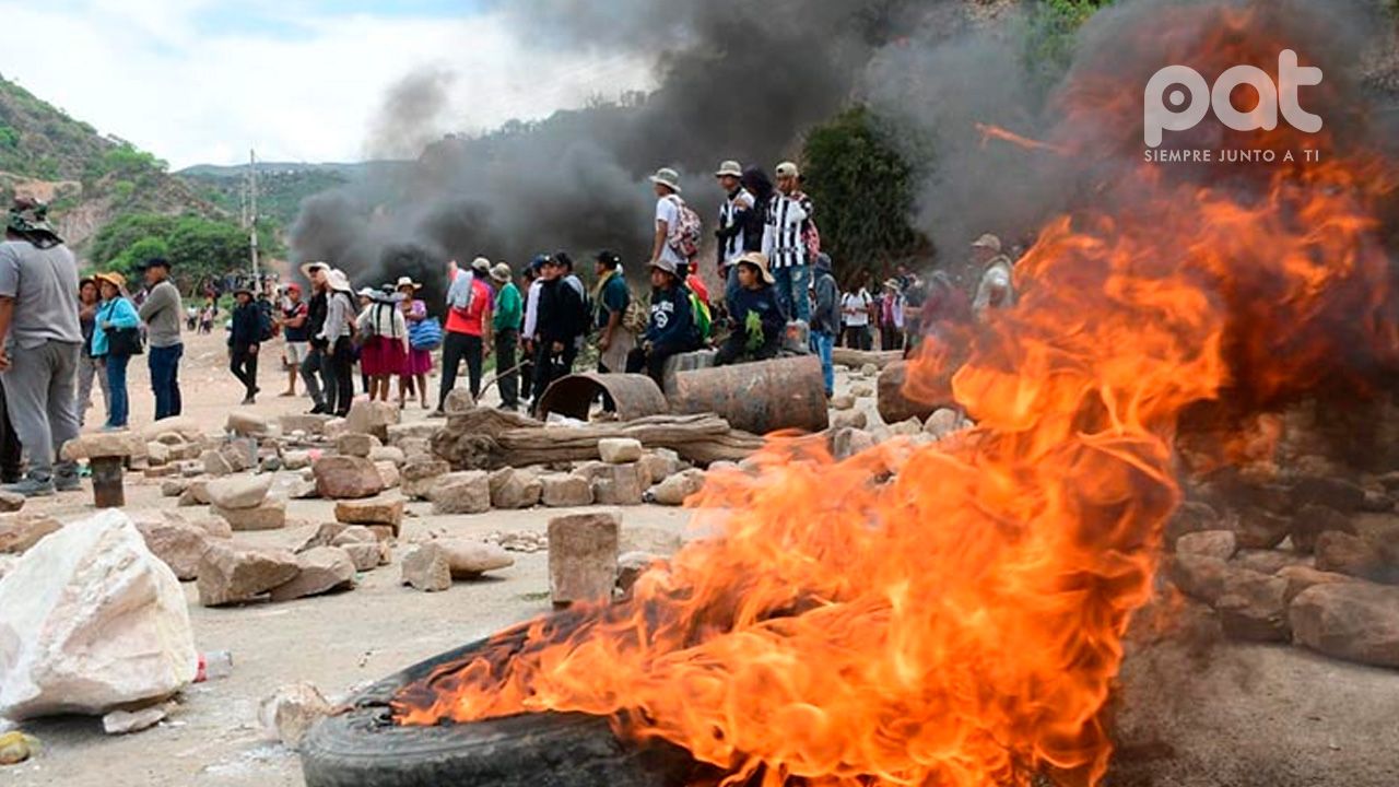 Bloqueadores afines a Evo Morales atacan a policías con dinamita en la ruta Cochabamba-Oruro