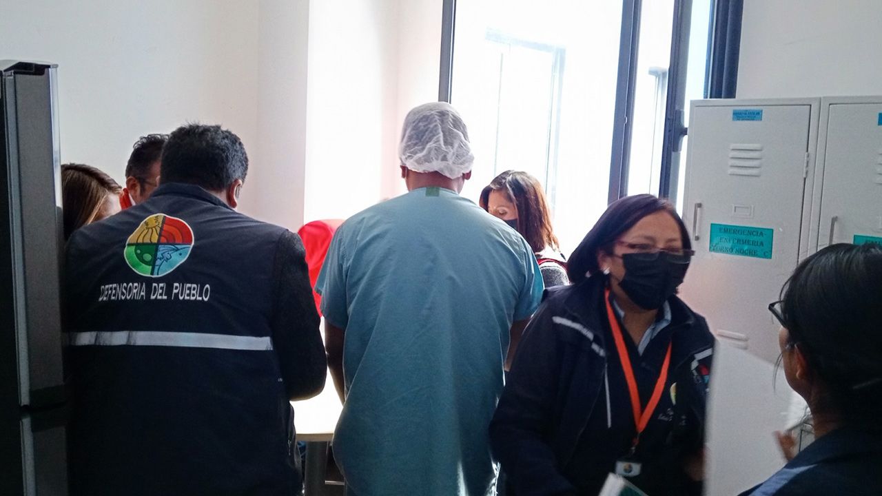 La Defensoría del Pueblo gestiona traslado urgente de adulto mayor en situación de abandono para recibir atención médica en el Hospital de El Alto
