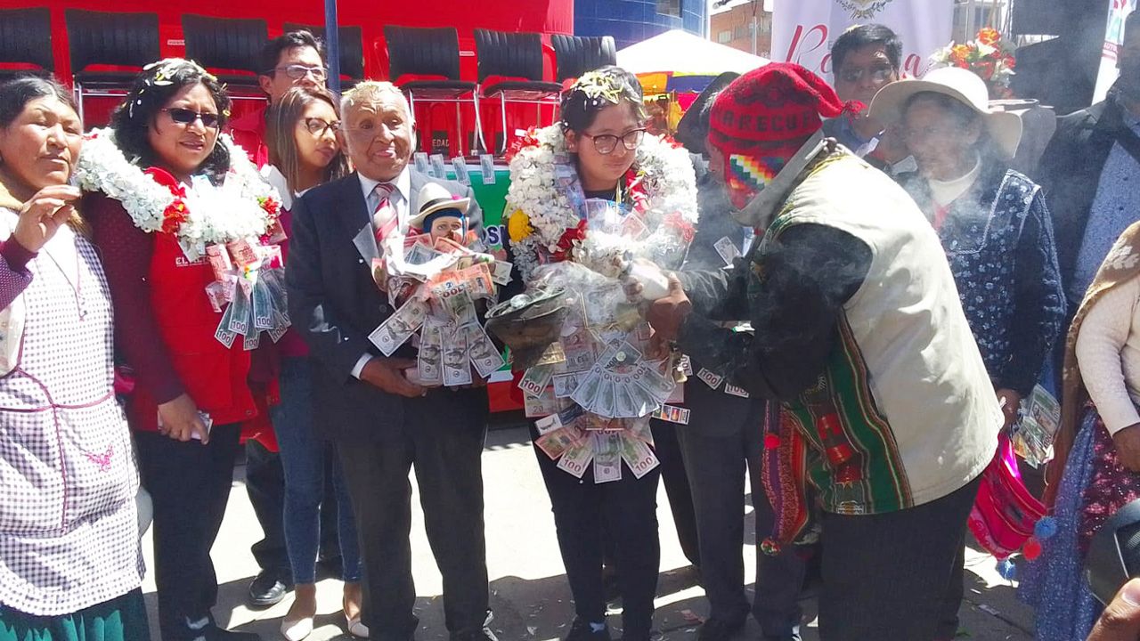  Alcaldesa de El Alto inaugura festiva feria de Alasita y destaca la importancia de comprar productos locales
